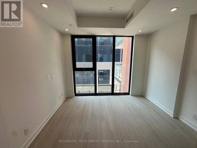 Photo du bâtiment - 699-699 Sheppard Ave E
