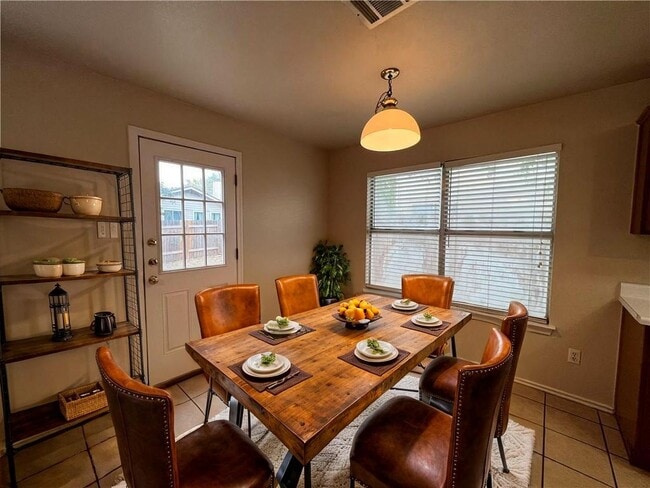 Building Photo - 1033 Christopher Ave