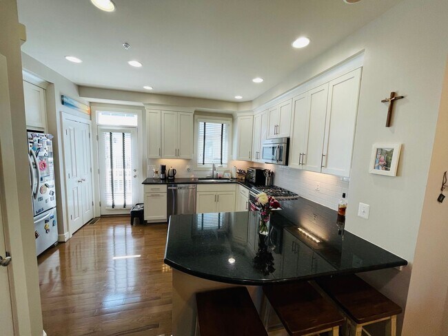 Building Photo - Like New Townhome in Old Town Alexandria