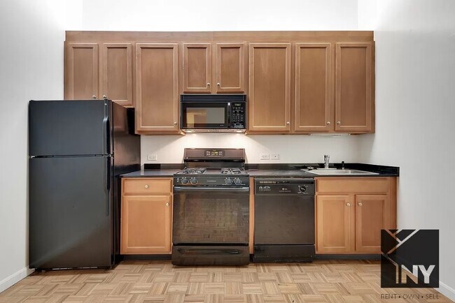 Building Photo - Vintage NYC luxury living now available !