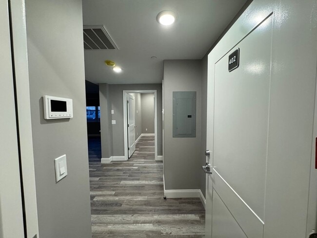 Building Photo - 8 Avon St