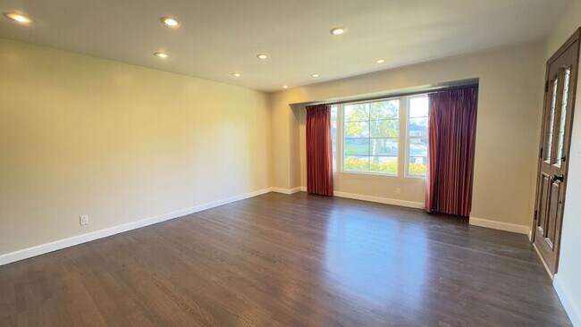 Building Photo - 403 S Lupin Ln