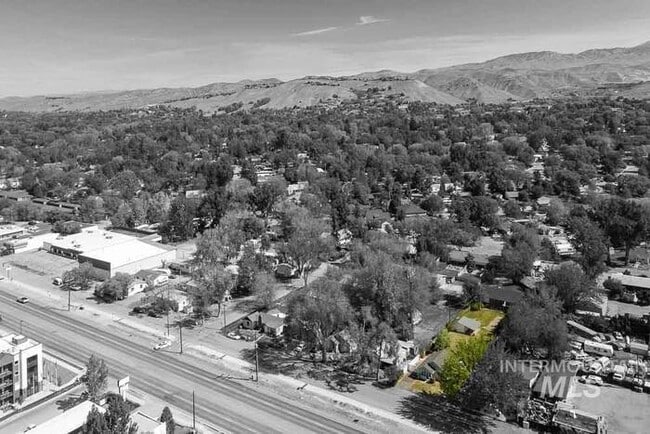 Building Photo - Charming 2 Bed, 1 Bath Single-Family Home with Large Backyard & RV Hookups!