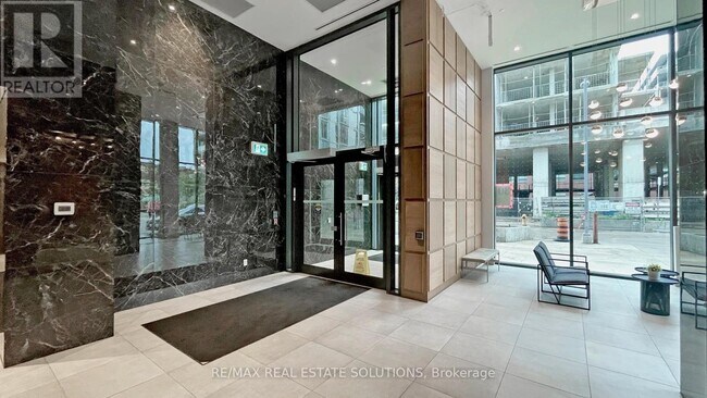 Photo du bâtiment - 30 Baseball Pl