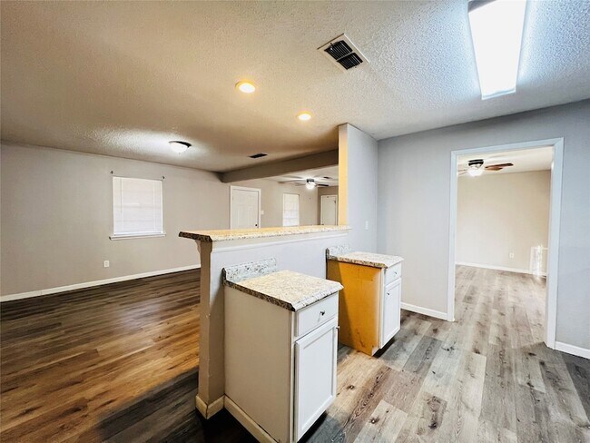 Foto del edificio - 215 Birdwell Rd