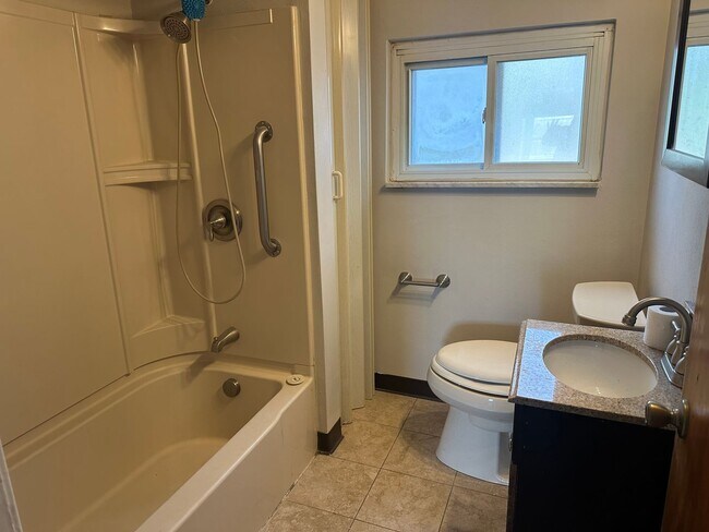 Building Photo - 3 bed/1 bath Single Family Home Pittsburgh, PA 15226