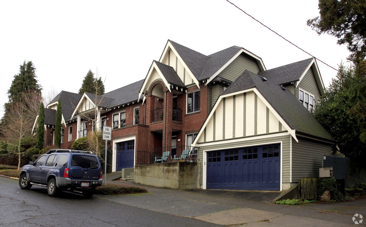 Primary Photo - 3400 E Marion St