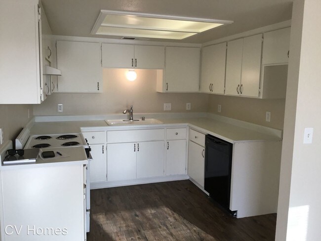 Building Photo - 1405 E Cypress Ave