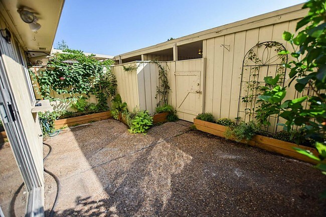 Building Photo - 1337 Fountain View Dr