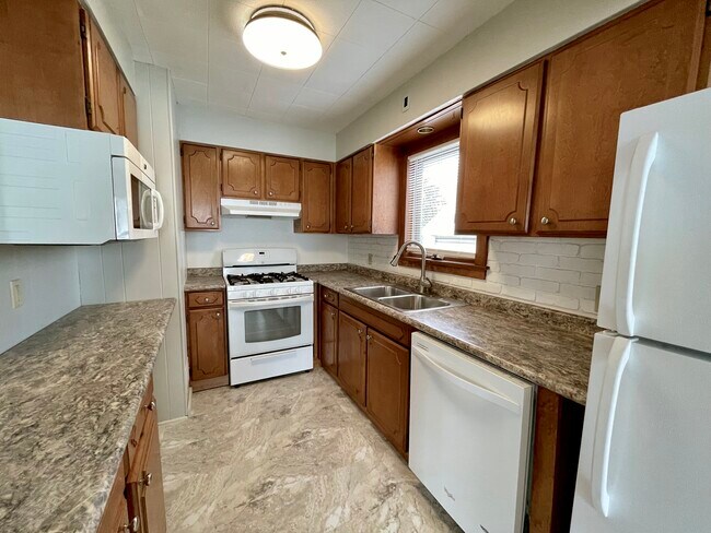 Building Photo - 420 9th St N