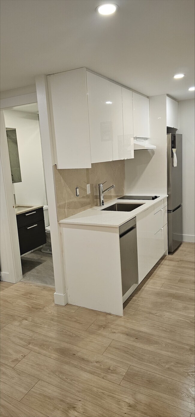 Building Photo - 21562 123 Av
