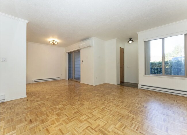 Building Photo - 2 bed, 2 bath rental condo in Lake Oswego ...
