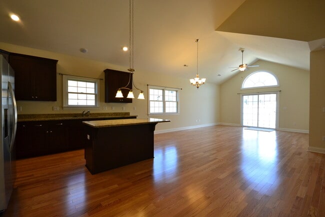 Building Photo - Luxury Paired Home