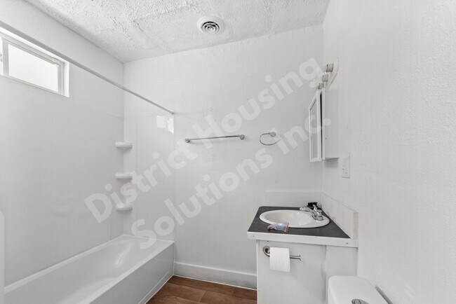Foto del edificio - 8302 Sowinski Ave