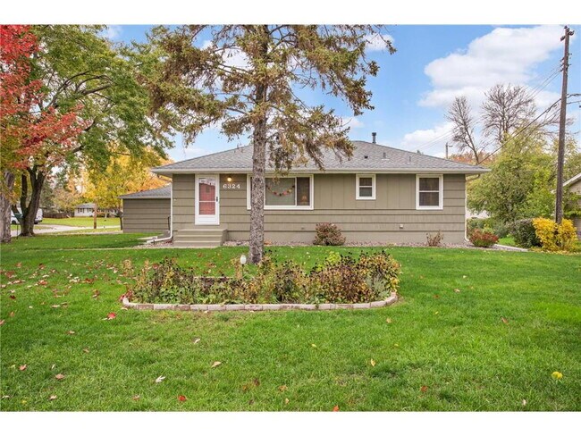 Foto del edificio - Spacious 4BR Home in Brooklyn Park – Huge Basement & New Appliances!