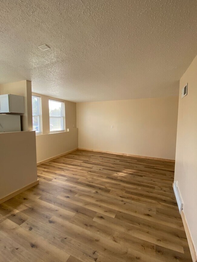 Building Photo - 304 Melody Ln