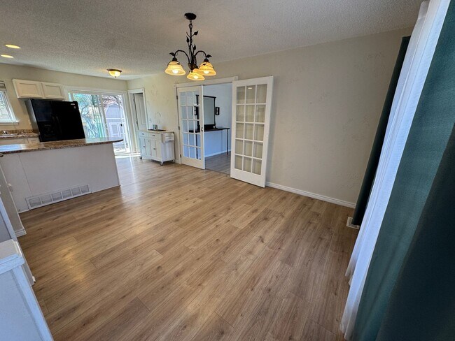 Foto del edificio - Charming 3-Bedroom Home with Bonus Living Space and Large Fenced Yard!!