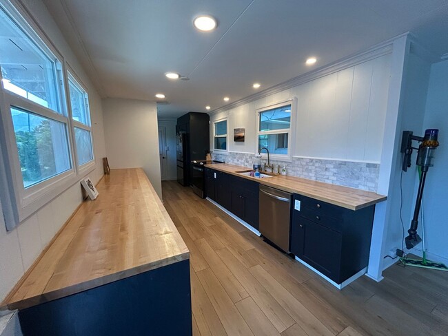 Foto del edificio - Beautifully Renovated Kailua Home | Walk t...