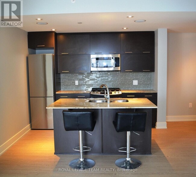 Photo du bâtiment - 100 Champagne Ave S