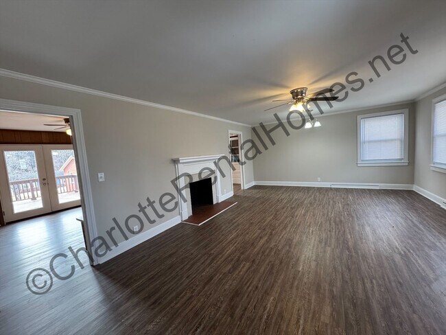 Foto del edificio - Brick ranch with brick workshop