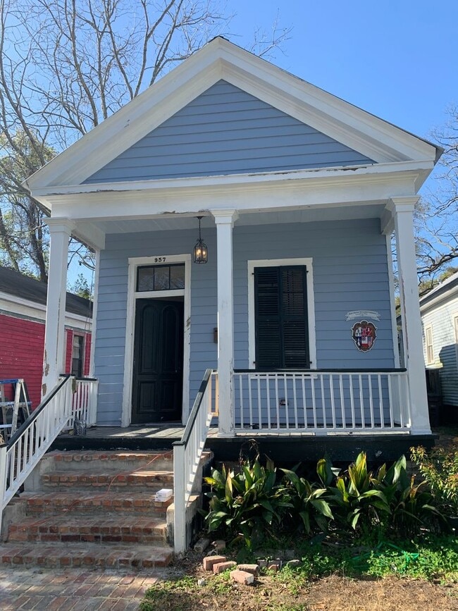 Building Photo - 957 Savannah St
