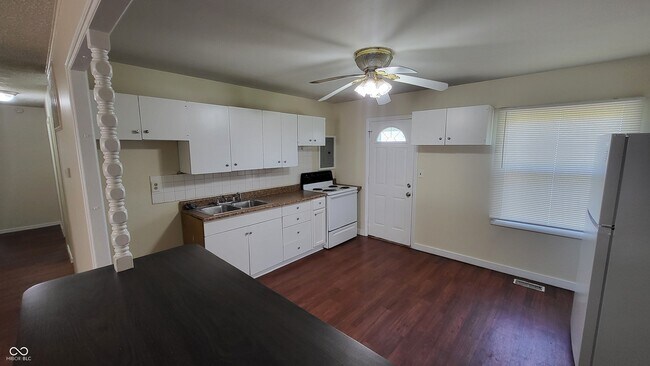 Foto del edificio - 7810 Cullen Dr