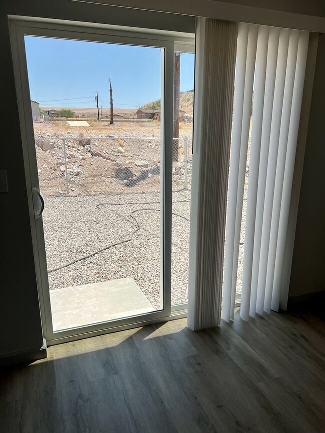 Building Photo - Brand New Duplex available in Central BHC