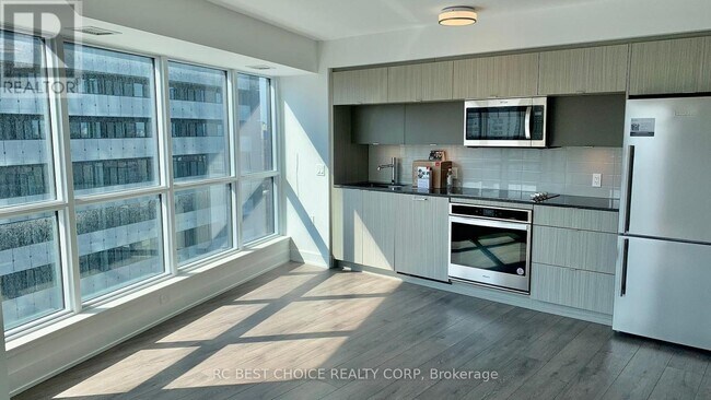 Photo du bâtiment - 585-2585 Bloor St E