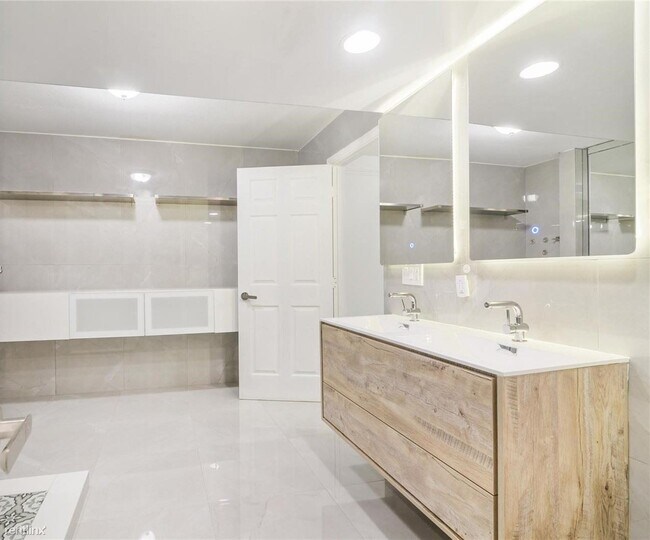 Foto del edificio - 3 br, 2 bath Townhome - 12160 SW 4th St
