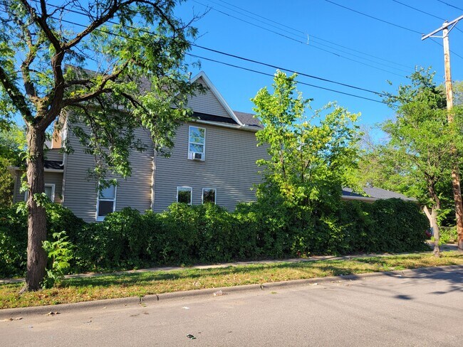 Building Photo - 1901 3rd St NE