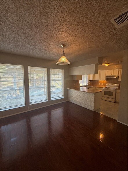 Foto del edificio - 5207 Sweetwind Ln