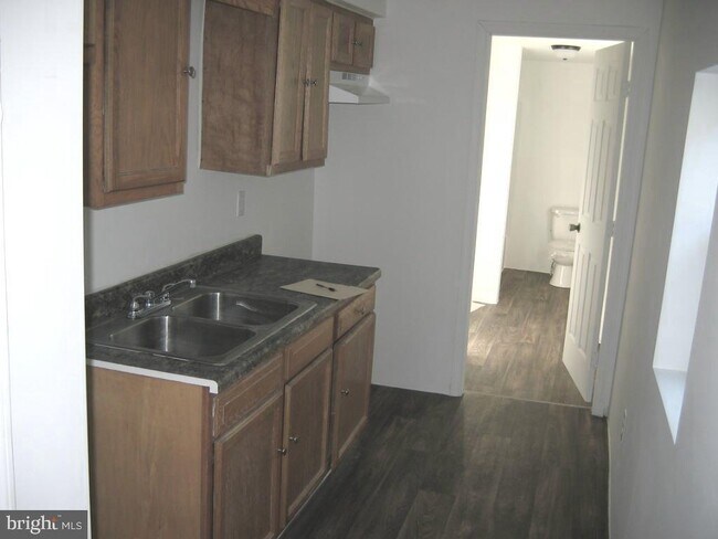Building Photo - 738 Race St