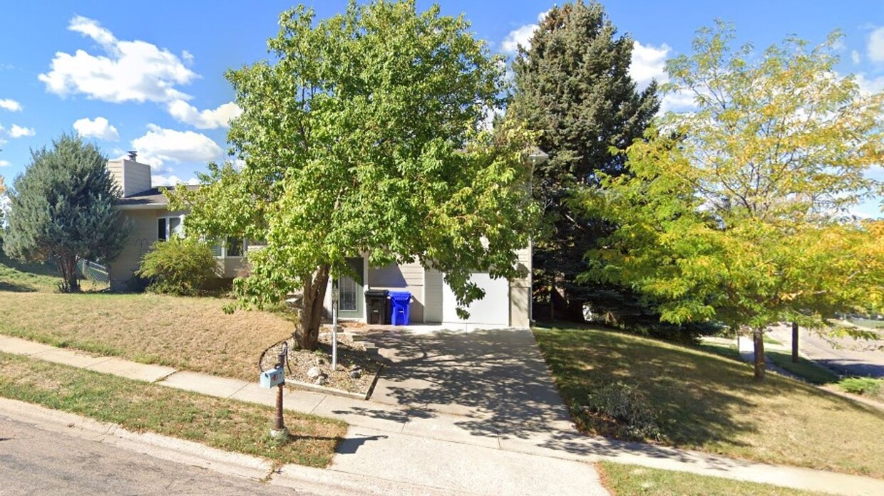 Foto principal - Five-Bedroom, Two-Bathroom Home on West Side