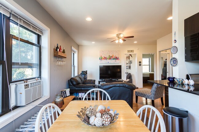 Comedor - Wilson Court - 1901 W Wilson Ave