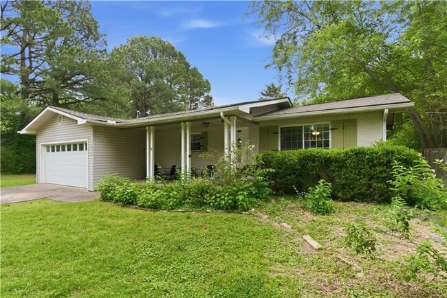 Building Photo - Cute 4 Bedroom 2 Bath home close to campus!