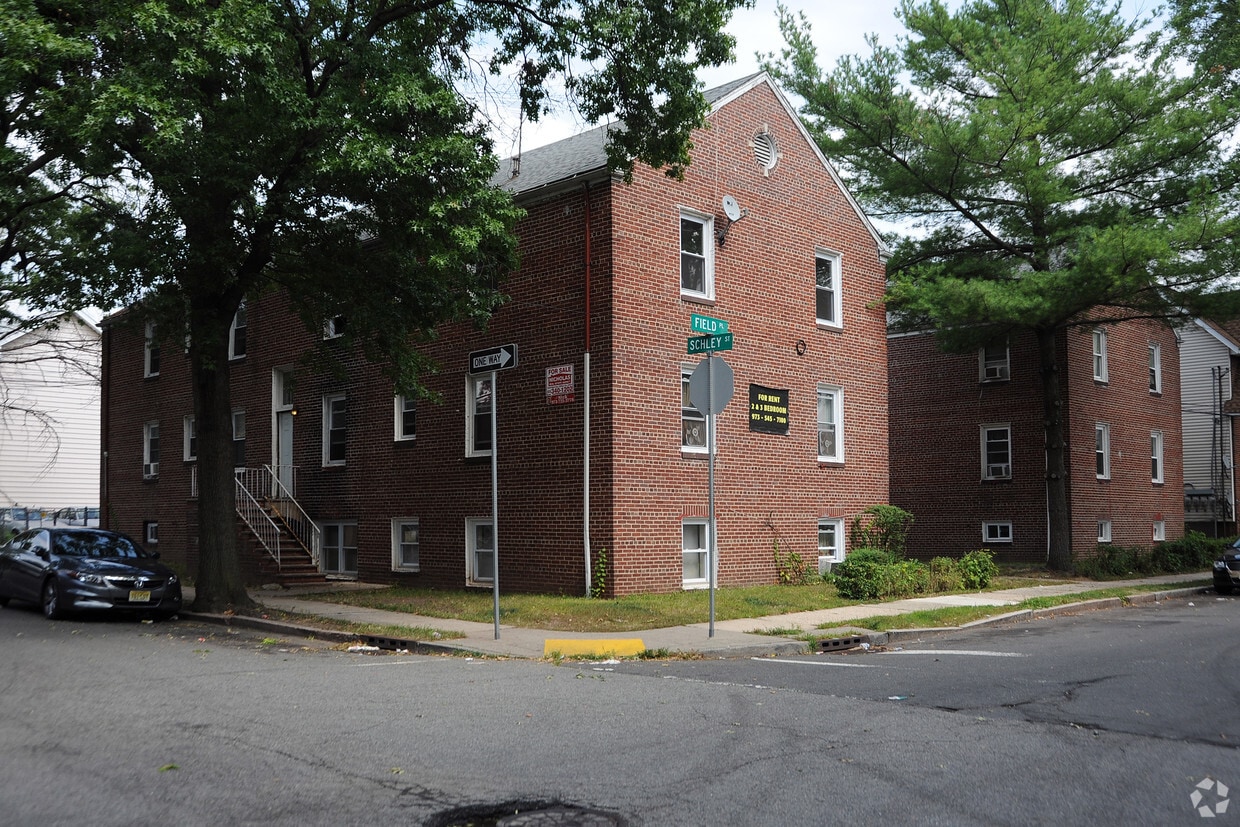 Primary Photo - 49-51 Field Pl