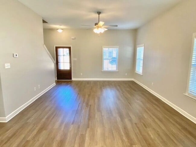 Foto del edificio - Now Lasing a 4 Bedroom 2.5 bath home in Ho...
