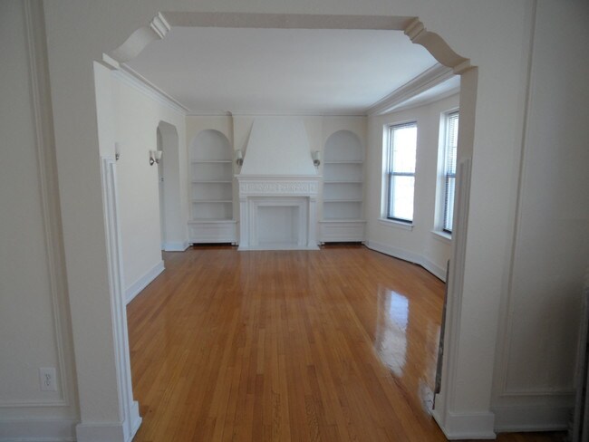 Building Photo - 1222 W Farwell Ave
