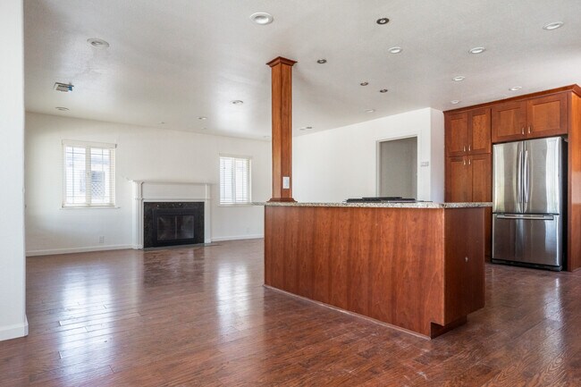 Building Photo - 4349 Hyland Ave