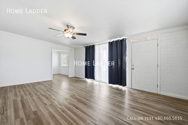 Foto del edificio - 596 W Harding Ave