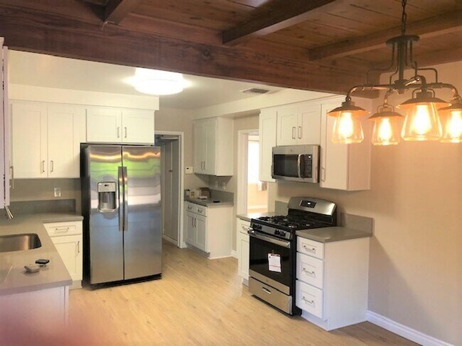 Building Photo - Charming updated 4 bedroom home on quiet s...