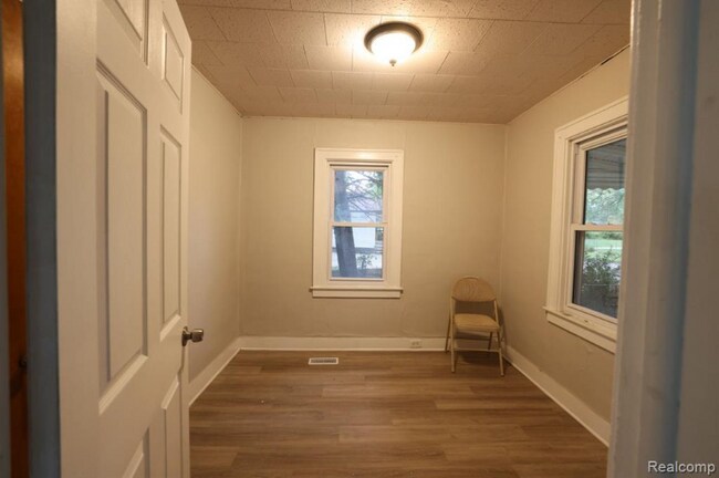 Building Photo - 353 W Bernhard Ave