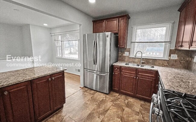 Building Photo - 3 Bed/3 Bath Home with Fenced Yard and Garage / Available Now!