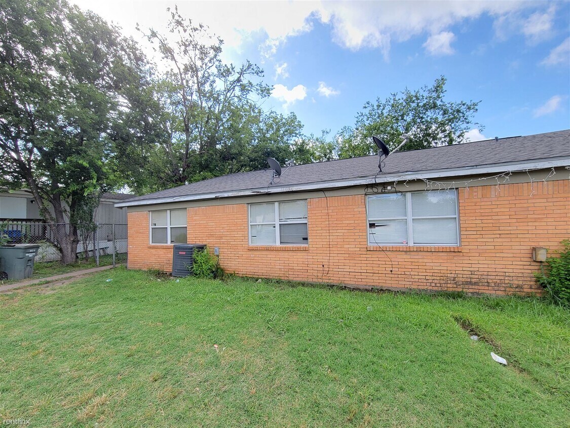 Primary Photo - 2 br, 1 bath 4plex - 1103 Groesbeck St
