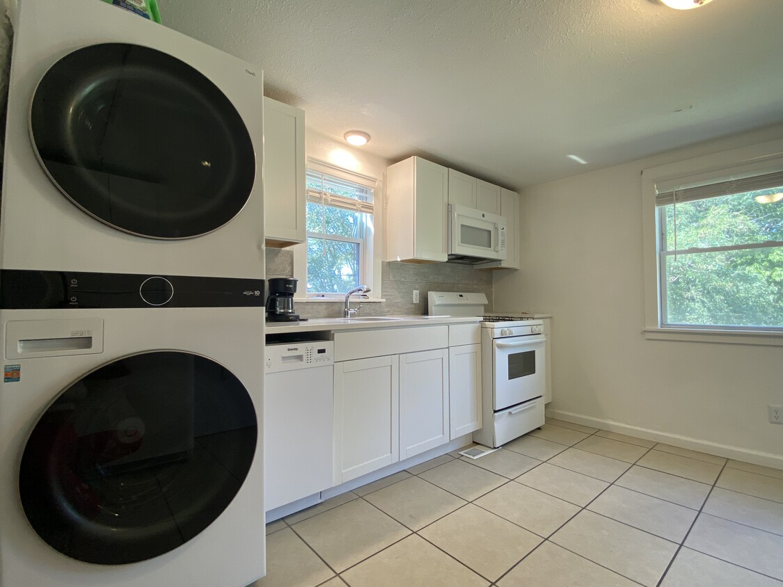 Kitchen - 1311 Cynthia Dr