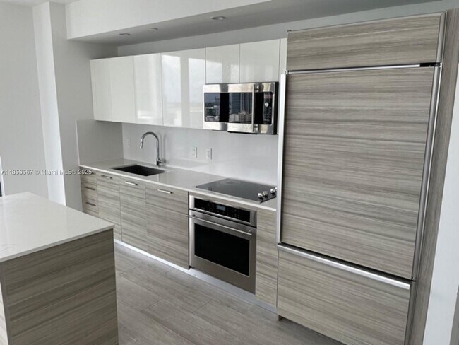 Foto del edificio - 121 NE 24th St