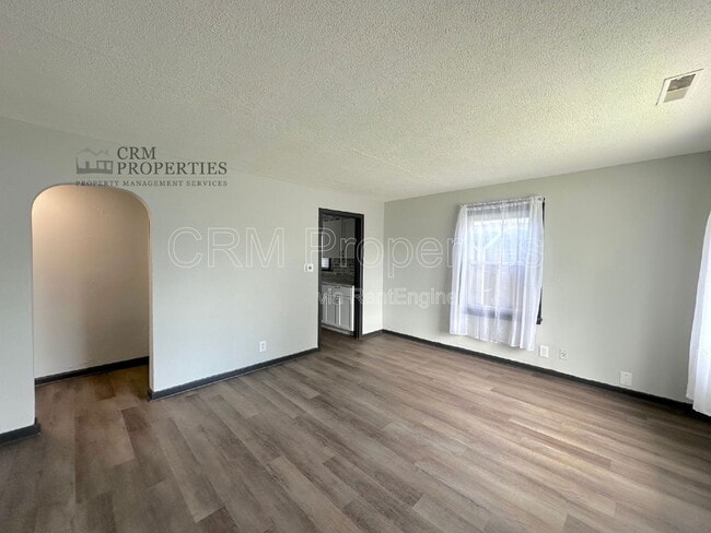 Building Photo - 1034 E Elm St