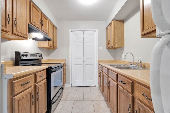 Building Photo - 310 E Hutchins Pl