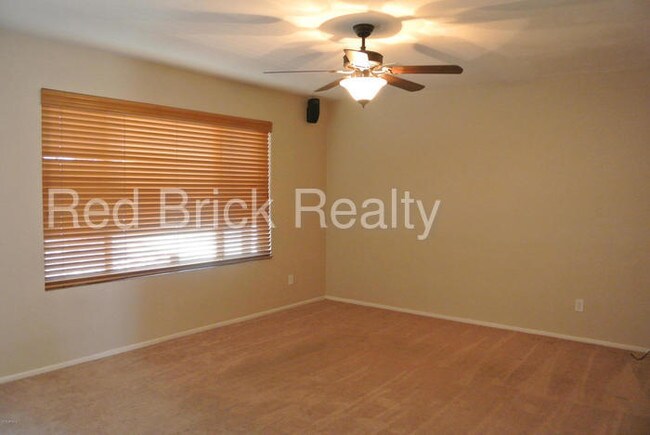 Building Photo - 2111 W Maple Dr