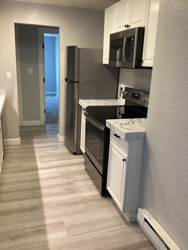 Building Photo - BEAUTIFUL - REMODELED 2 BEDROOM/1 BATH CON...
